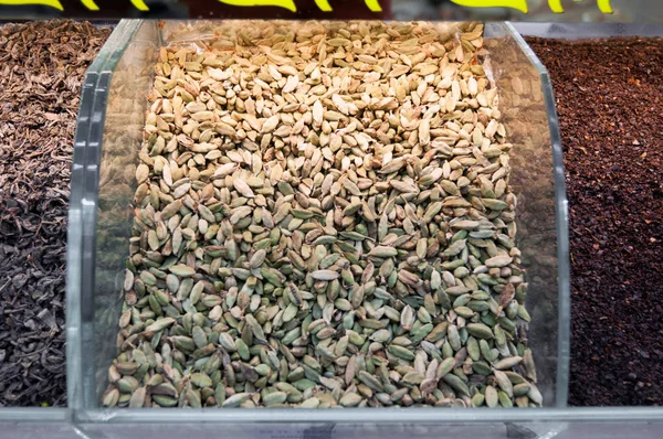Семена кардамона на рынке уличных специй в Стамбуле . — стоковое фото