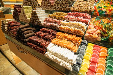 Türk sokak pazarında geleneksel tatlılar.