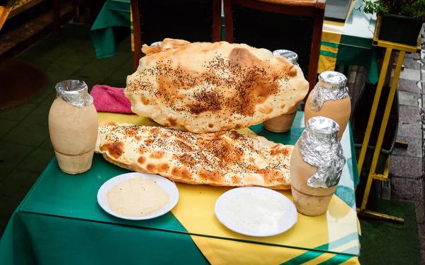 Pan plano turco con semillas de sésamo, pan pita en un café callejero en Estambul, Turquía . — Foto de Stock