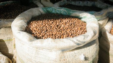 İstanbul 'daki markette poşetlerdeki tahıl kahvesi.