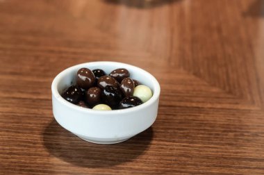 Koyu ve açık çikolatalı dragee şekerler, seçici odak.