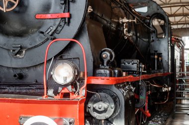 Gerçekten eski siyah bir lokomotif, seçici bir odak.