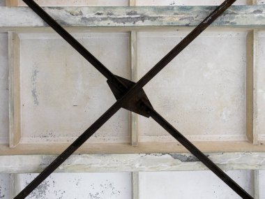 Beton bir panelin arka planında çapraz metal vida.