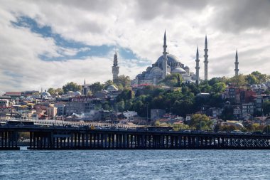 İstanbul 'daki Altın Boynuz Koyu' ndan Süleyman Camii 'nin manzarası.