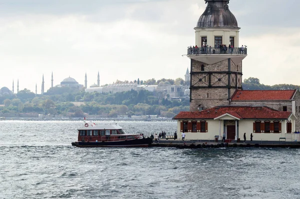伊斯坦布尔博斯普鲁斯海峡一个小岛上的梅登塔. — 图库照片