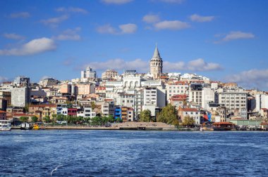 İstanbul 'daki Altın Boynuz Körfezi' nden Galata kulesinin manzarası.