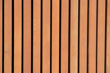 Duvarda dikey doğal tahta çıtalar var..