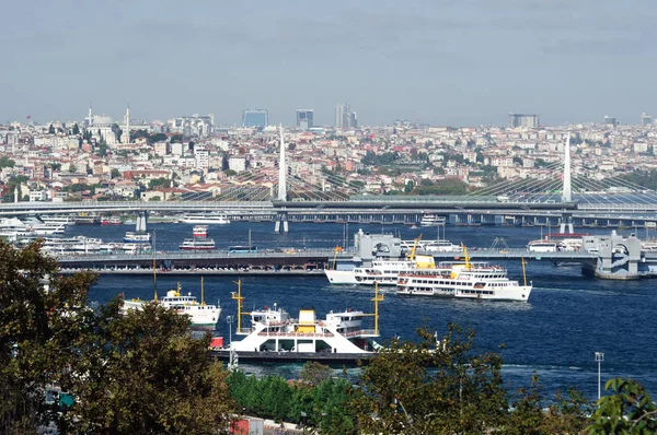 Utsikt över Golden Horn Bay, Istanbul. — Stockfoto