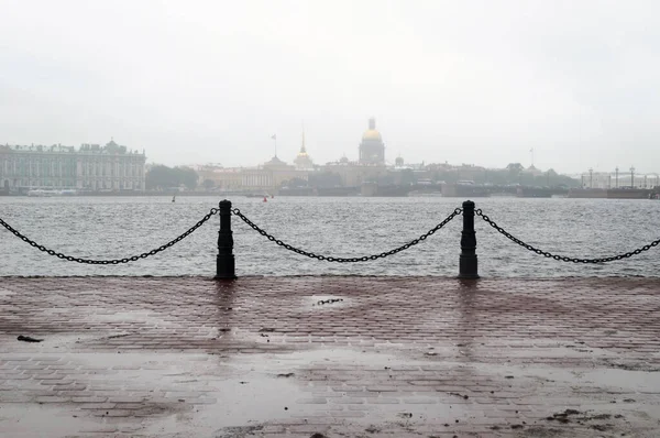 View of the Neva river embankment during the rain, Saint Petersburg. — Stock Photo, Image