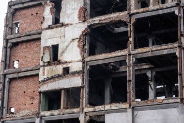 Eski bir beton parçası Rusya 'da endüstriyel bir binayı yok etti..