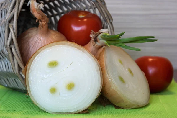 Cebollas frescas cortadas en dos partes, verduras . —  Fotos de Stock