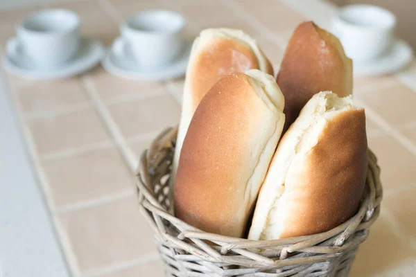 Bollos caseros en una canasta sobre la mesa . —  Fotos de Stock