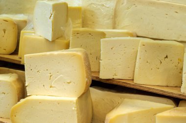 İstanbul, Türkiye 'de sokak pazarında peynir.