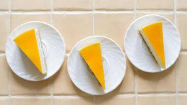 Turuncu kremalı üç peynirli kek, arka plan..