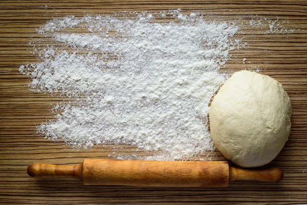 Mehl Teig Und Nudelholz Auf Einem Holztisch Ansicht Von Oben — Stockfoto