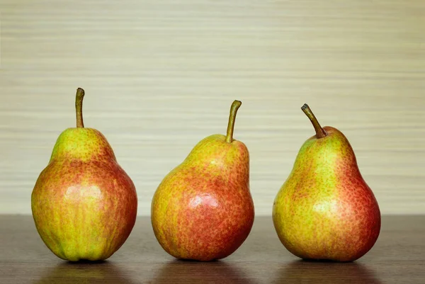 Drei Rote Und Gelbe Birnen Auf Dem Küchentisch Hintergrund — Stockfoto