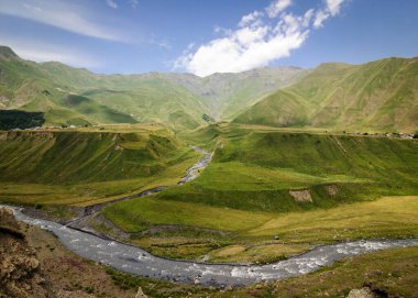 Dağlardaki nehirlerin birleşimi.
