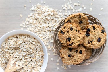 Hasır sepetteki en iyi görüntü kurabiyeleri, arka plan.