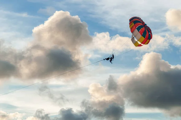 Três Pessoas Estão Voando Paraquedas Água Parasailing Tailândia — Fotografia de Stock