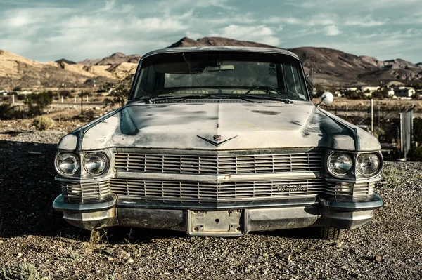 Opuštěné auto nedaleko údolí smrti — Stock fotografie