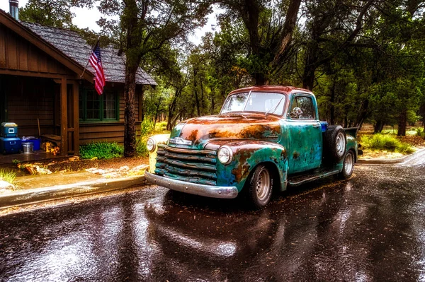 Car parking in front of the rangers house — Stock Photo, Image