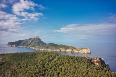 Akdeniz 'deki küçük bir adadan manzara, duygu ve sükunetle dolu büyük ve inanılmaz manzaralar, mavi su ve temiz gökyüzü..