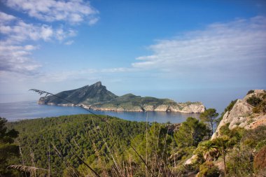 Akdeniz 'deki küçük bir adadan manzara, duygu ve sükunetle dolu büyük ve inanılmaz manzaralar, mavi su ve temiz gökyüzü..