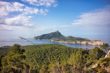 Akdeniz 'deki küçük bir adadan manzara, duygu ve sükunetle dolu büyük ve inanılmaz manzaralar, mavi su ve temiz gökyüzü..