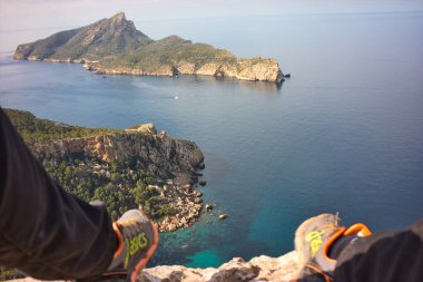 Akdeniz 'deki büyük ejderha ve mallorka adasından güzel bir bakış açısı dağlarla deniz arasındaki mavi gökyüzü ve kristal su.