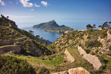 Akdeniz 'deki küçük bir adadan manzara, duygu ve sükunetle dolu büyük ve inanılmaz manzaralar, mavi su ve temiz gökyüzü..
