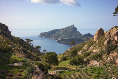 Akdeniz 'deki küçük bir adadan manzara, duygu ve sükunetle dolu büyük ve inanılmaz manzaralar, mavi su ve temiz gökyüzü..