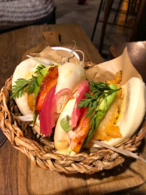 Restoranda güzel Asya yemekleri var.