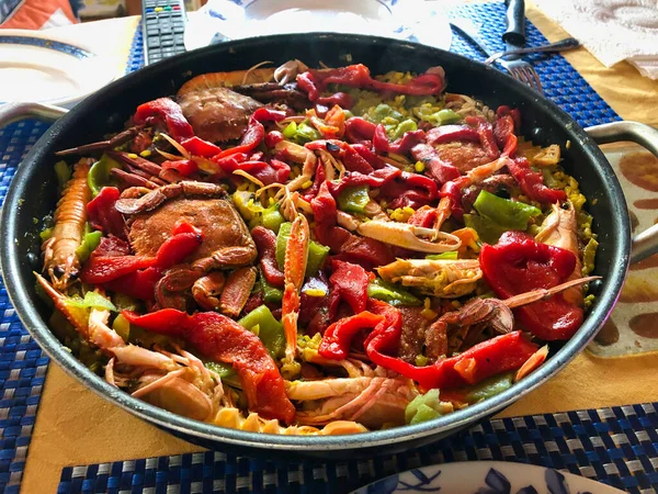 파벨라라는 맛있는 스페인 음식에 해산물 가족이 수있는 맛있고 맛있다 — 스톡 사진