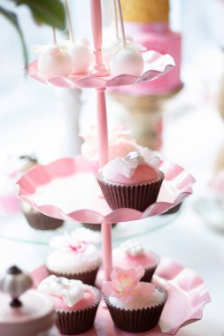 Pencerenin yanında güzel güllü kekler.