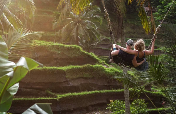 Bali Salıncaktaki Güzel Yaşlı Çift Pirinç Terası Ubud Bali Endonezya — Stok fotoğraf