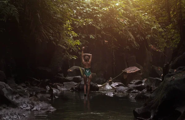 Ormanda Duran Yeşil Yüzme Takımında Güzel Bir Kadın Bali Endonezya — Stok fotoğraf