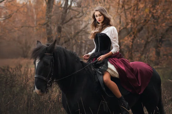 Vacker Ung Kvinna Med Häst Utomhus Brunett Ung Flicka Rida — Stockfoto