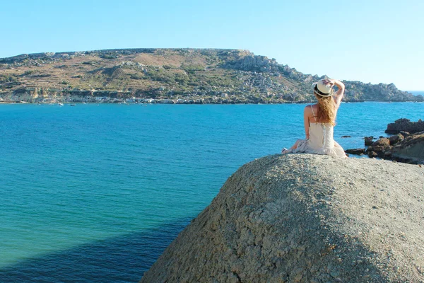Pohled Zezadu Turistku Klobouku Sedí Hoře Dívá Moře Maltě Cestovní — Stock fotografie