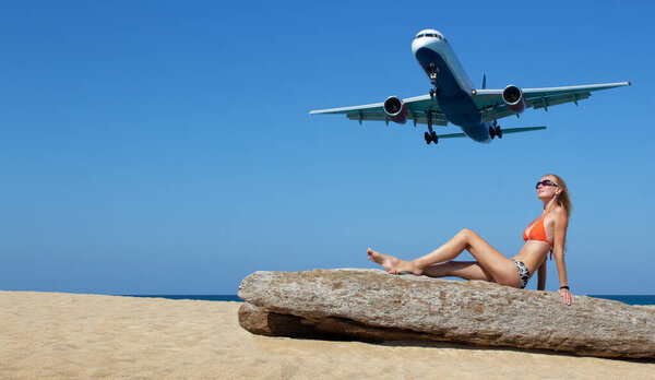 Женщина весело провести время на пляже и посадки самолета. Путешествие на самолете концепции. Текстовое пространство. Остров Пхукет в Таиланде. Впечатляющий рай. Горячий пляж Май Као. Удивительный пейзаж

