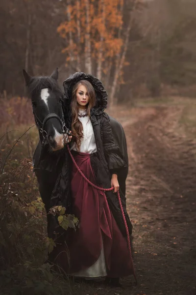 Mooie Jonge Vrouw Met Een Paard Buiten Brunette Jong Meisje — Stockfoto