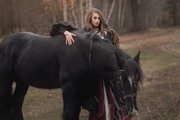 Mooie Jonge Vrouw Met Een Paard Buiten Brunette Jong Meisje — Stockfoto