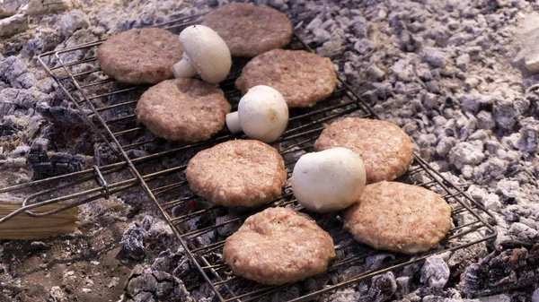 Beef Bbq Gotowanie Mięsa Hamburgera Grzybów Żelazny Grill Patelnia Ogniem — Zdjęcie stockowe