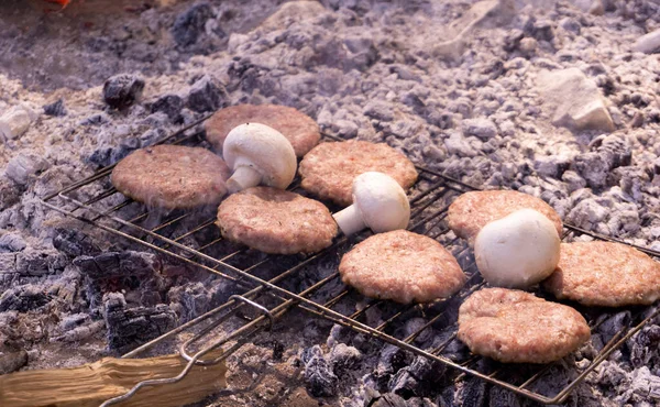 Bbq 햄버거와 음식을 곁들인 것입니다 햄버거 밖에서 석탄으로 있습니다 치즈그릴 — 스톡 사진