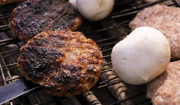 Beef Bbq Gotowanie Mięsa Hamburgera Grzybów Żelazny Grill Patelnia Ogniem — Zdjęcie stockowe