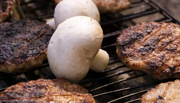 Barbecue Manzo Cucina Carne Hamburger Funghi Grigliata Ferro Con Fuoco — Foto Stock