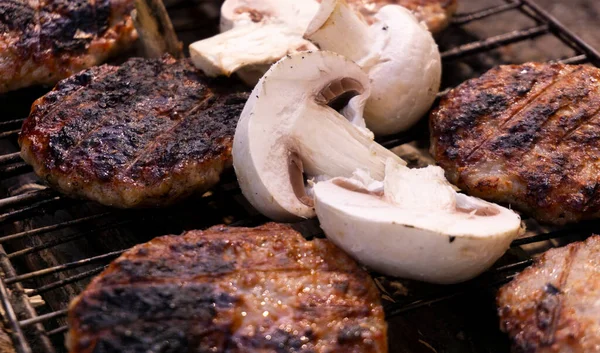 Beef Bbq Gotowanie Mięsa Hamburgera Grzybów Żelazny Grill Patelnia Ogniem — Zdjęcie stockowe