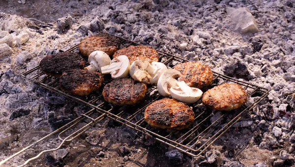 牛Bbqバーガー肉とキノコの料理 火と食品と鉄バーベキューグリルパン 石炭で屋外バーベキューハンバーガー 鋳鉄グリルでハンバーガーのための牛肉を閉じます ジューシーな脂肪食のグリル — ストック写真