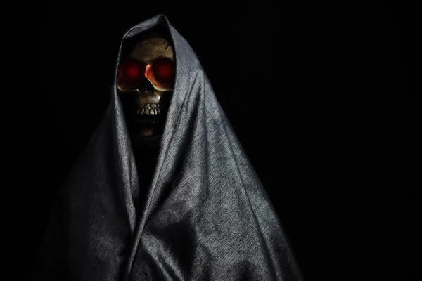 Fiesta o festival de Halloween con ángel de la muerte, Vida nocturna con fantasma o ángel de la muerte y concepto de imagen por estilo de imagen oscura, Fantasma en la noche de miedo e ir al infierno con ángel de la muerte . — Foto de Stock