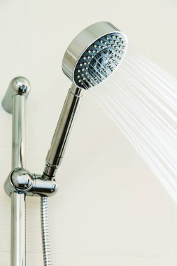 su spreyi ya da su akışı ile banyoda duş başlığı. modern banyo modern duş başlığı. duygu rahatlayın ve özel banyo keyfini çıkarın. tatlı su akış duş başlığı Kirli vücut temizliği için.