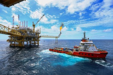 Üretim için açık deniz inşaat platformu. Petrol ve gaz endüstrisi ve sıkı çalışma. Üretim platformu ve işletim süreci kontrol odasından elle ve otomatikman çalışıyor.